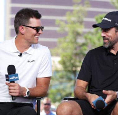 QB Tom Brady y QB Aaron Rodgers en junio de 2022. Foto: Getty Images.