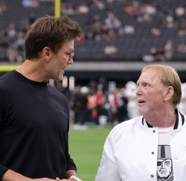 QB Tom Brady y el dueño de Las Vegas Raiders, Mark Davis. Foto: Getty Images.