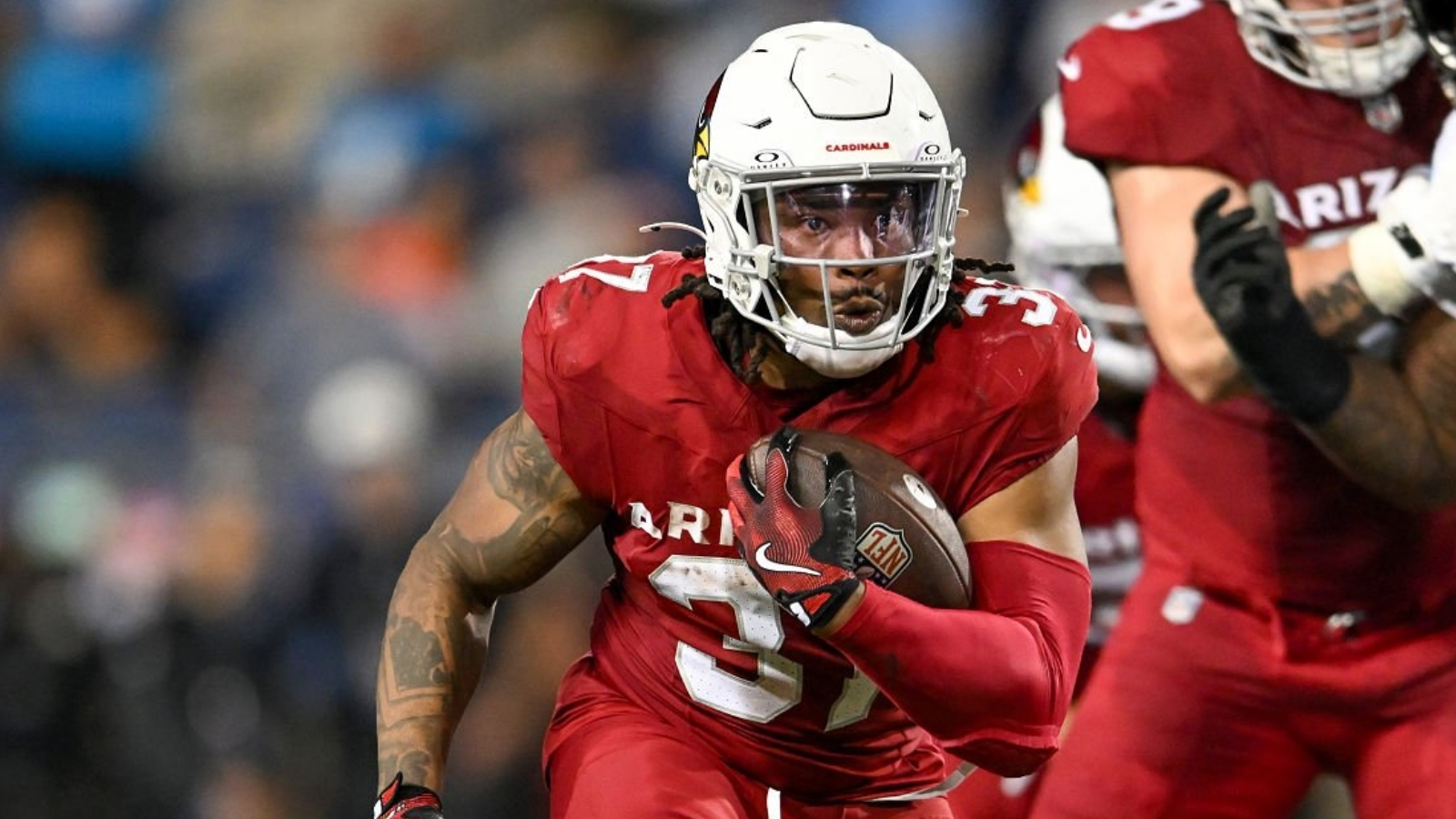 Patriots y Cardinals acuerdan intercambio por el corredor Corey Kiner