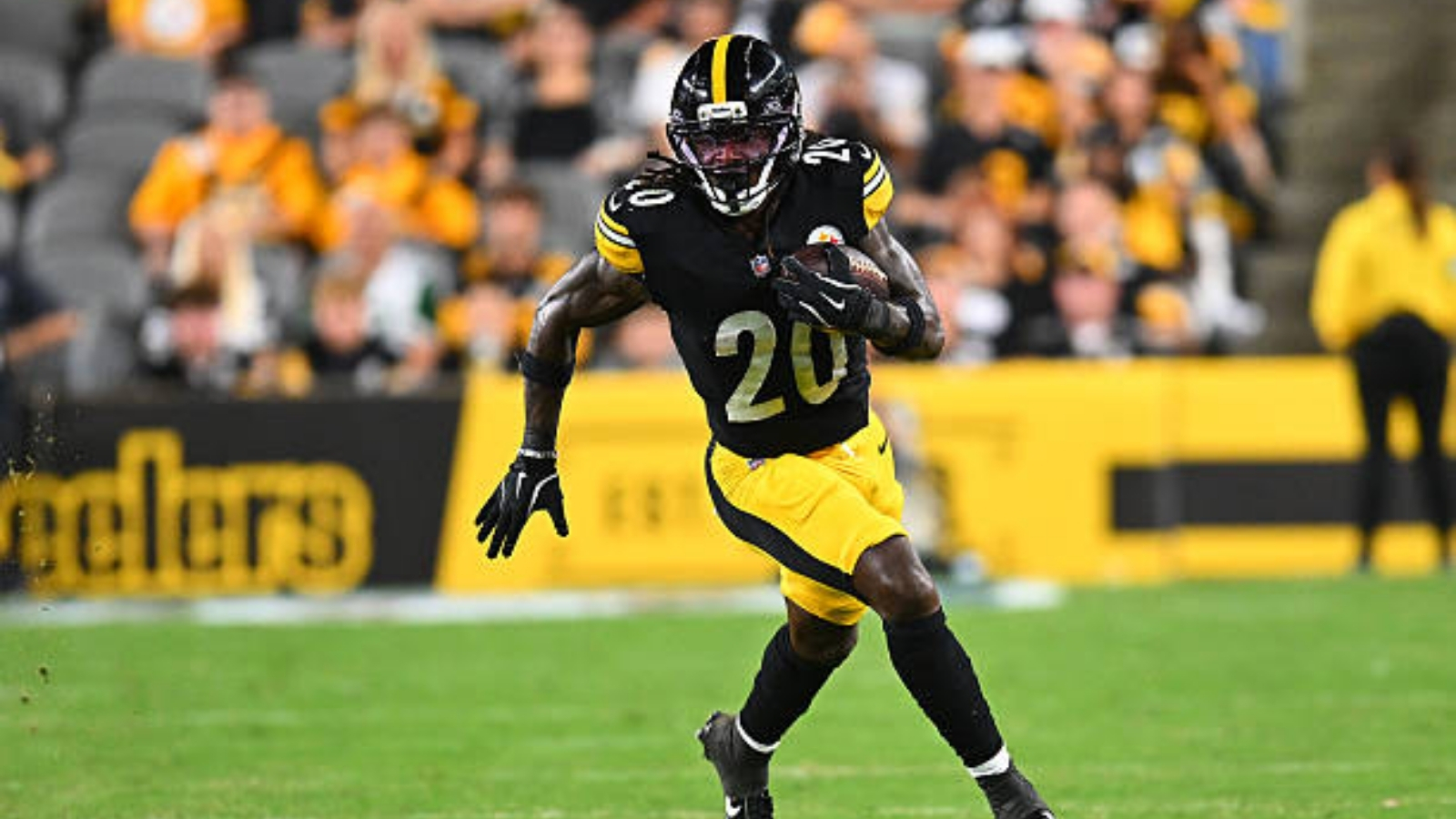 Packers adquieren a joven corredor en intercambio con los Steelers