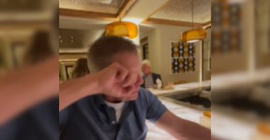 Sean Payton entre lágrimas tras videollamada con Drew Brees. Foto: X / @AdamSchefter