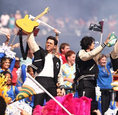 Show de medio tiempo de los Jonas Brothers en el juego entre 49ers vs Rams en Melbourne, Australia. Foto: Getty Images.