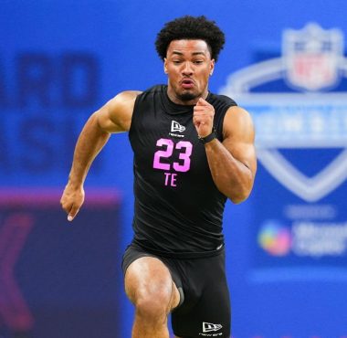 TE Kenyon Sadiq, Universidad de Oregon. Foto: Getty Images.