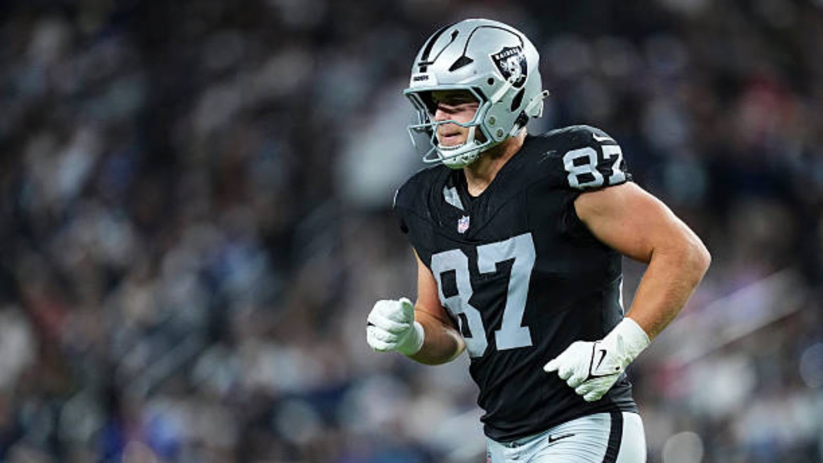 Michael Mayer firma extensión de contrato con los Raiders