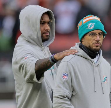 QB Tua Tagovailoa y HC Mike McDaniel, Miami Dolphins. Foto: Getty Images