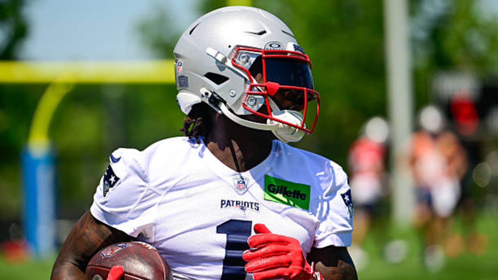 AJ Brown se disloca el pulgar y manda mensaje a la afición de los Patriots