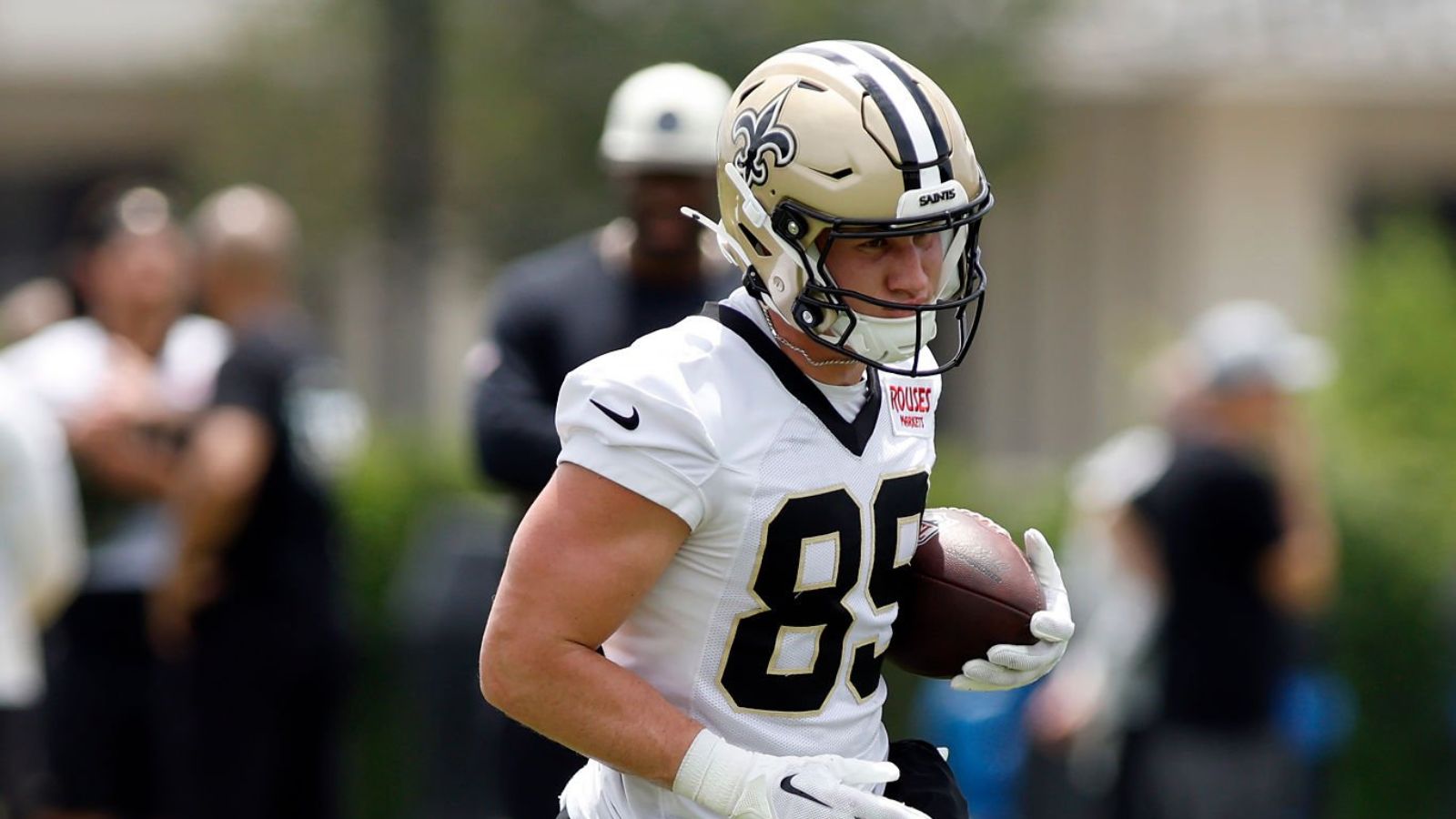 NFL suspende a receptor novato por seis partidos tras violar política de sustancias
