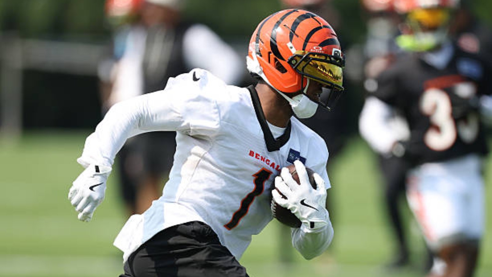 Ja’Marr Chase abandona cojeando entrenamiento de los Bengals tras aterrizaje aparatoso