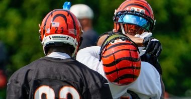WR Ja'Marr Chase golpea en la cabeza al CB DJ Turner II en el primer día de Training Camp 2026 de los Cincinnati Bengals. Foto: Getty Images.