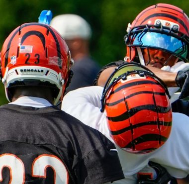 WR Ja'Marr Chase golpea en la cabeza al CB DJ Turner II en el primer día de Training Camp 2026 de los Cincinnati Bengals. Foto: Getty Images.