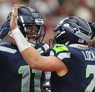 WR Jaxon Smith-Njigba y QB Drew Lock, Seattle Seahawks. Foto: Getty Images.