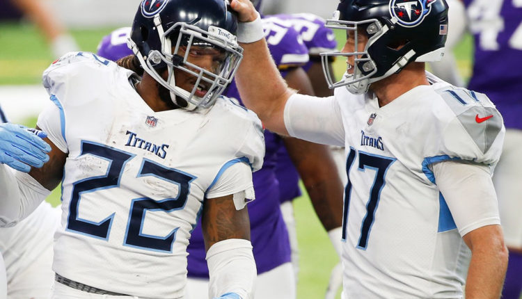 Derrick Henry (22) y Ryan Tannehill (17) de los Tennessee Titans.