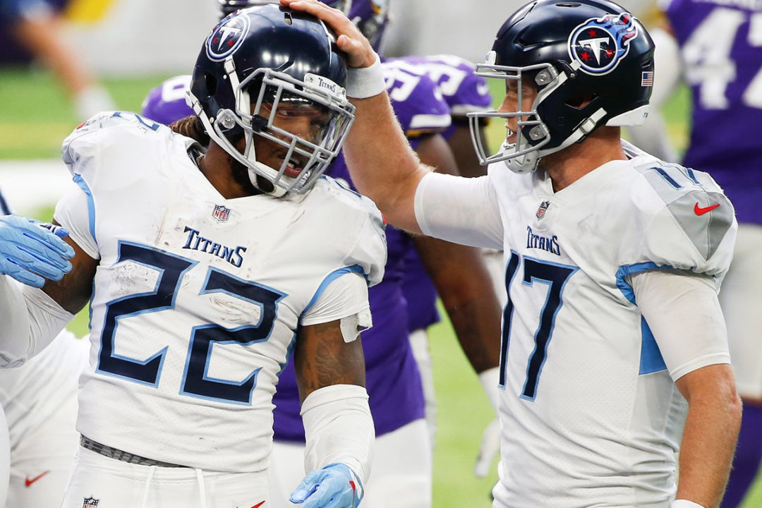 Derrick Henry (22) y Ryan Tannehill (17) de los Tennessee Titans.