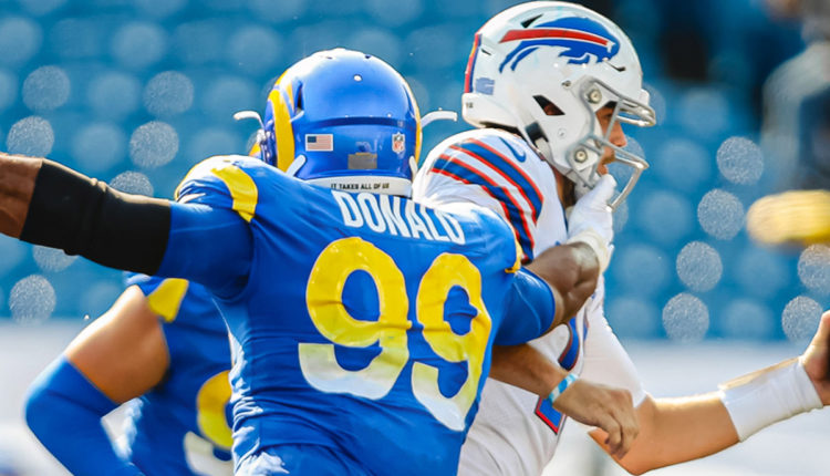 DL Aaron Donald (99) de los Rams va tras en QB Josh Allen de los Bills.