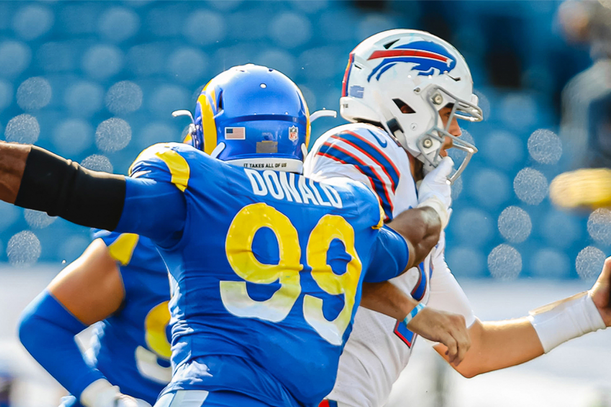 DL Aaron Donald (99) de los Rams va tras en QB Josh Allen de los Bills.