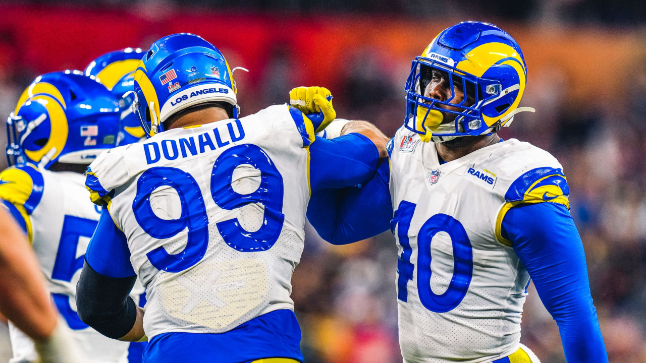 Aaron Donald (99) y Von Miller (40) defensivos de Los Angeles Rams, en el Super Bowl LVI.