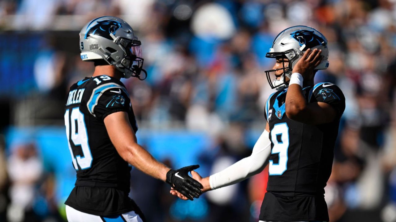 WR Adam Thielen (izquierda) y QB Bryce Young (derecha), Carolina Panthers