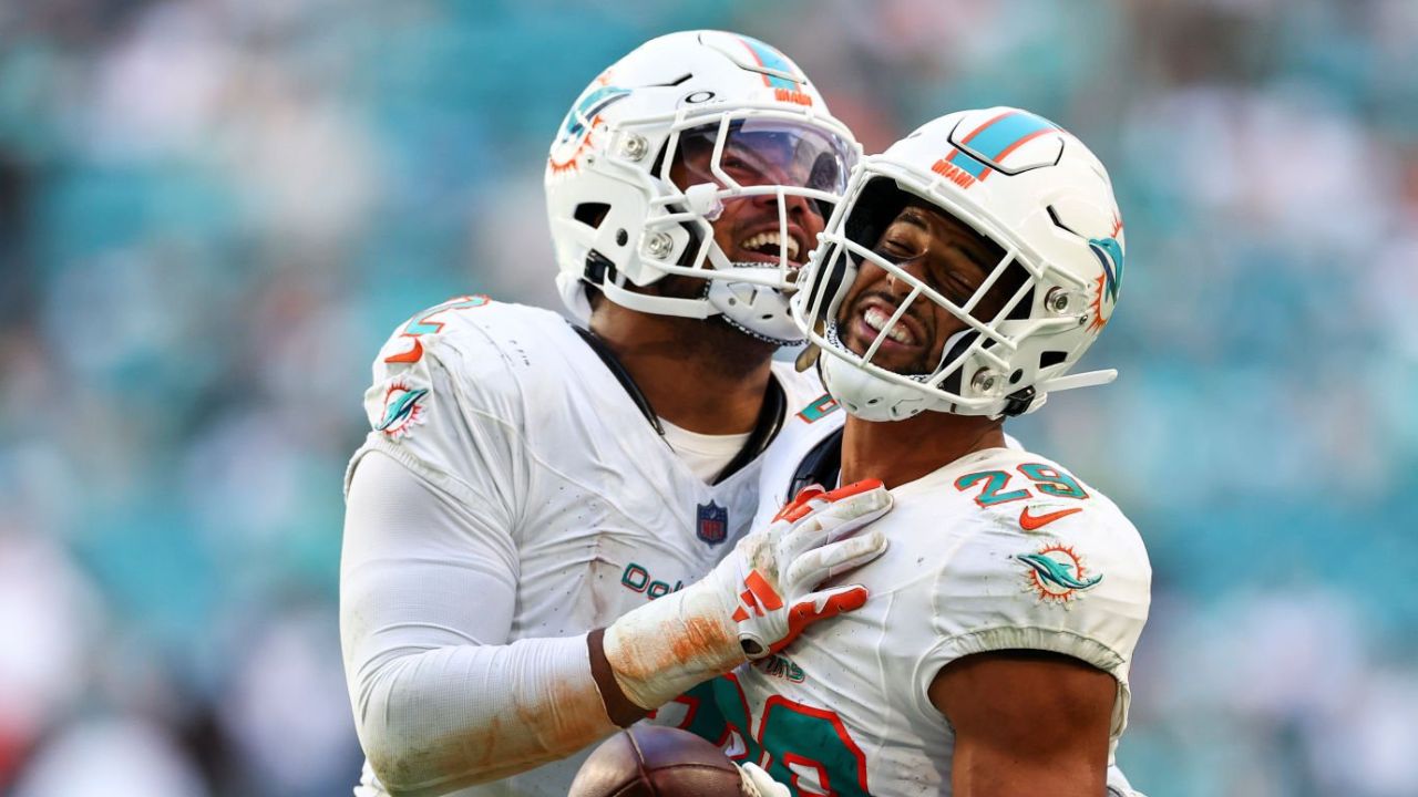 LB Bradley Chubb (izquierda) y S Brandon Jones (derecha), Miami Dolphins