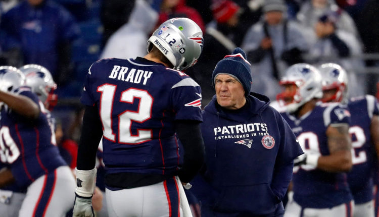 QB Tom Brady (12) y HC Bill Belichick en los New England Patriots.