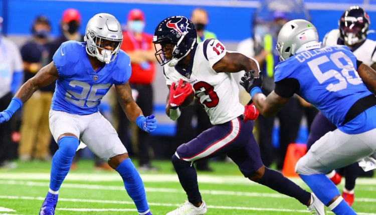 Brandin Cooks (con el balón) WR de los Houston Texans.