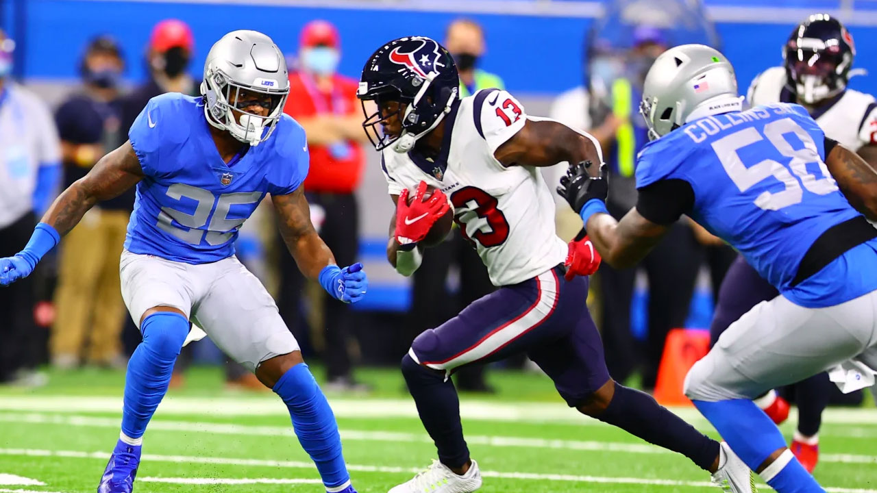 Brandin Cooks (con el balón) WR de los Houston Texans.