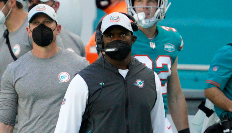 Brian Flores en su etapa de HC con los Miami Dolphins.