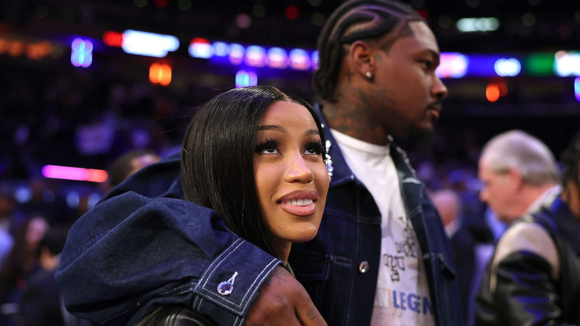 Cardi B anuncia que espera un hijo de Stefon Diggs