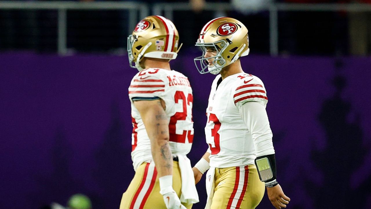 RB Christian McCaffrey (izquierda) y QB Brock Purdy (derecha), San Francisco 49ers