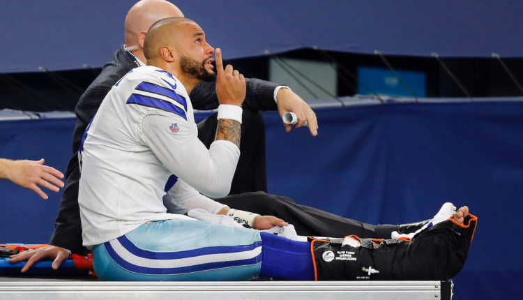 Dak Prescott, QB de los Dallas Cowboys, saliendo por lesión del juego contra los New York Giants, Semana 5, Temporada NFL 2020.