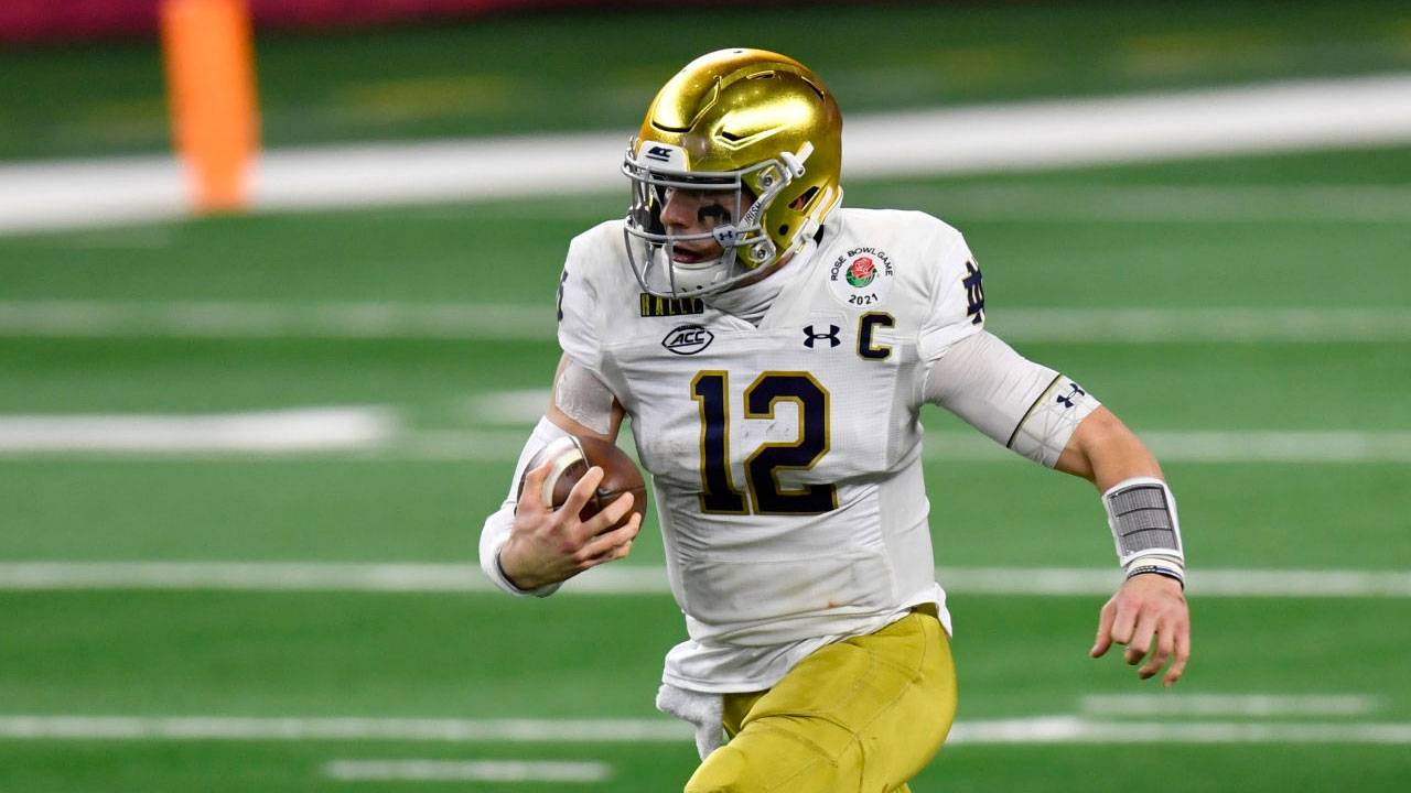 QB Ian Book (New Orleans Saints) en su etapa con la Universidad de Notre Dame