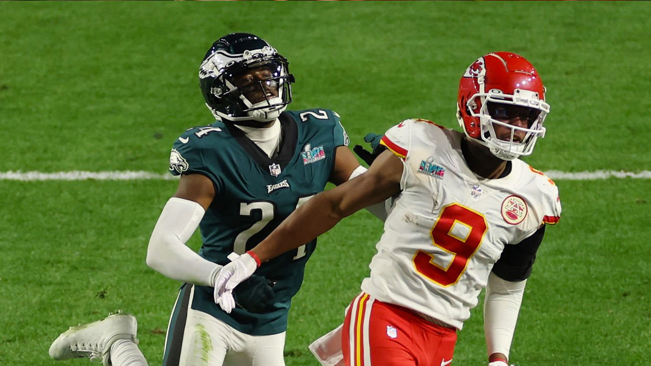 James Bradberry, CB de los Eagles, sujetando a JuJu Smith-Schuster, WR de los Chiefs