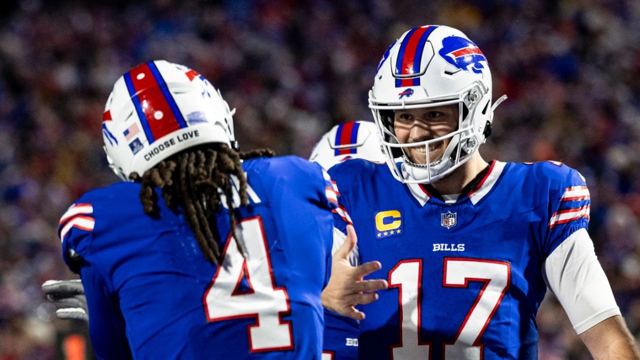 RB James Cook (izquierda) y QB Josh Allen (derecha), Buffalo Bills