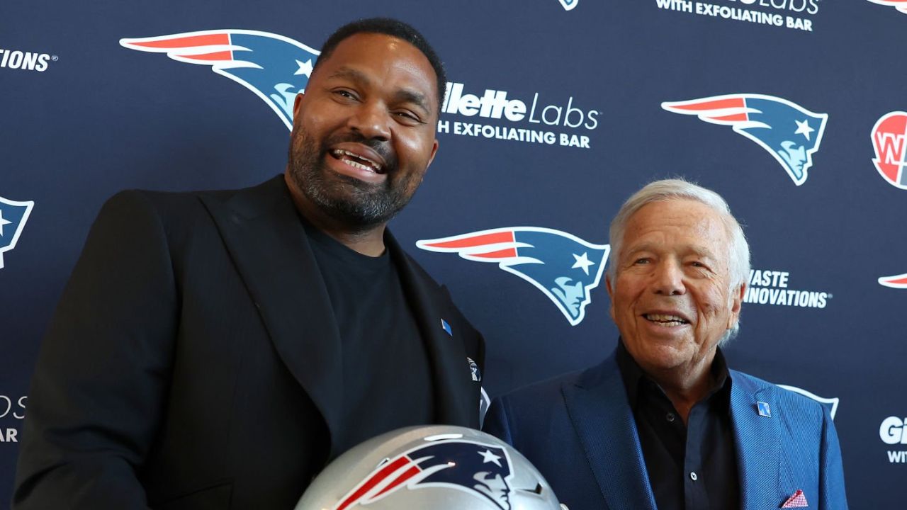 HC Jerod Mayo (izquierda) y el dueño Robert Kraft, New England Patriots