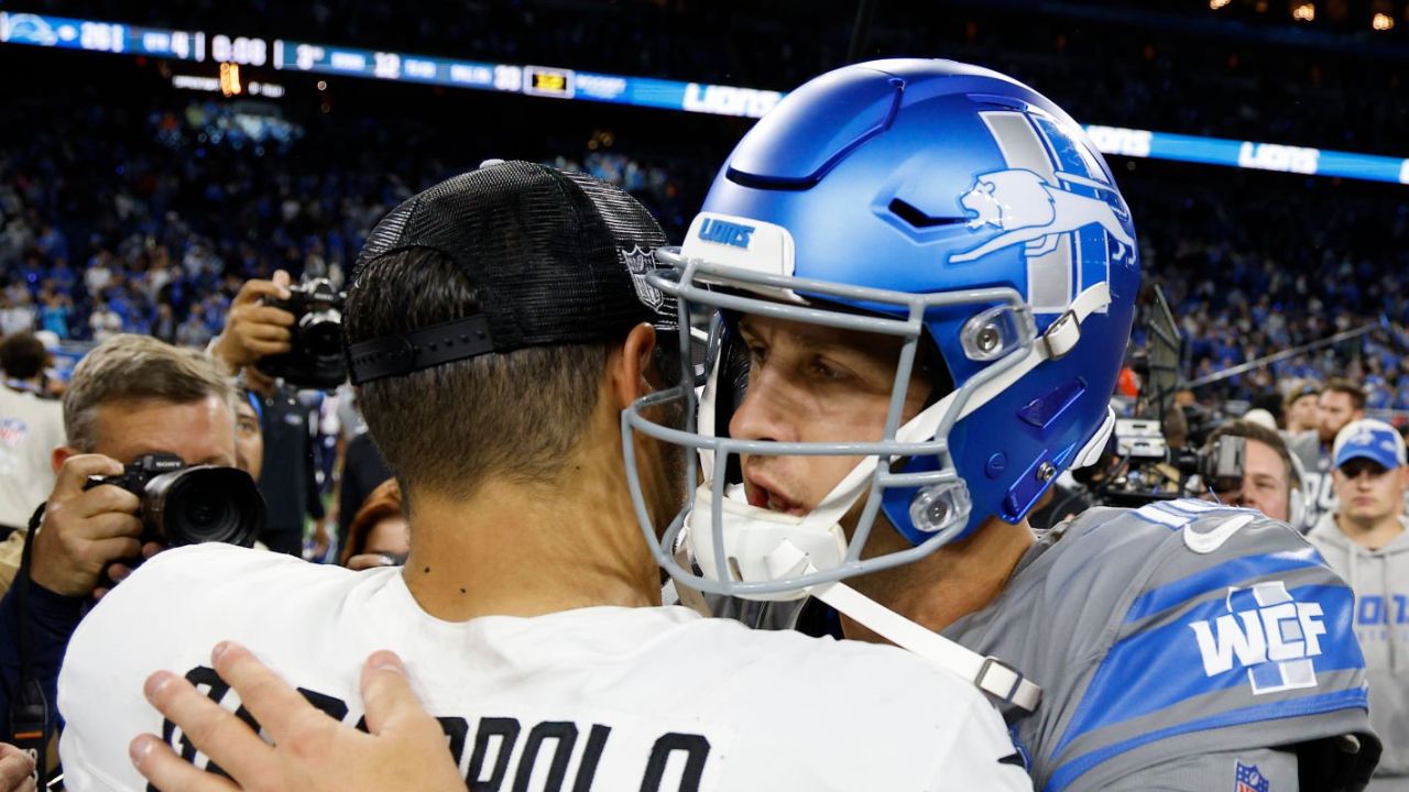 QB Jimmy Garoppolo (izquierda), Las Vegas Raiders y QB Jared Goff (derecha), Detroit Lions