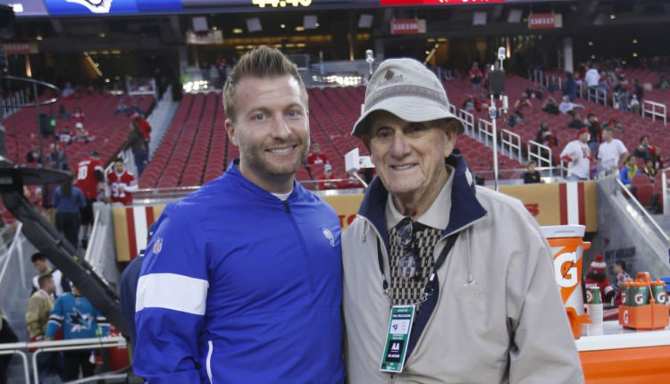 HC Sean McVay, Los Angeles Rams (izquierda). John McVay, ex GM de los San Francisco 49ers (derecha).