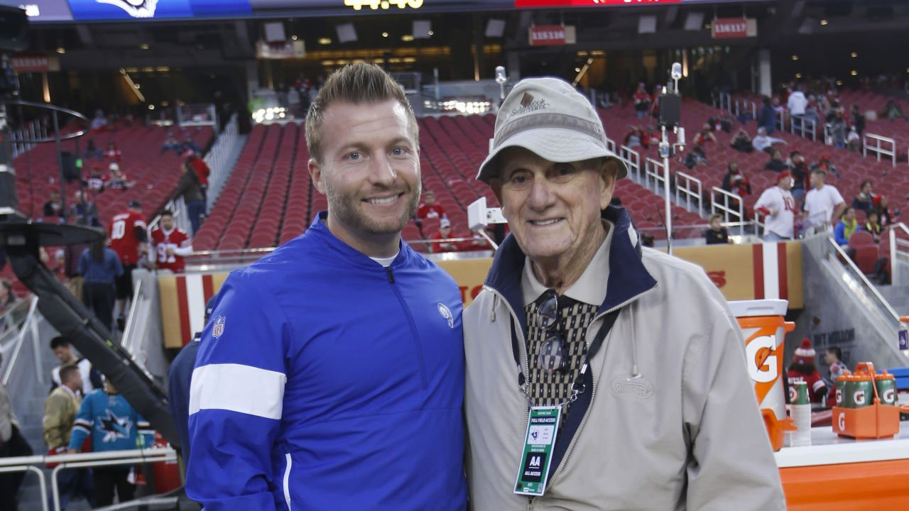 HC Sean McVay, Los Angeles Rams (izquierda). John McVay, ex GM de los San Francisco 49ers (derecha).