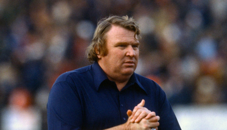 John Madden, head coach de los Oakland Raiders.