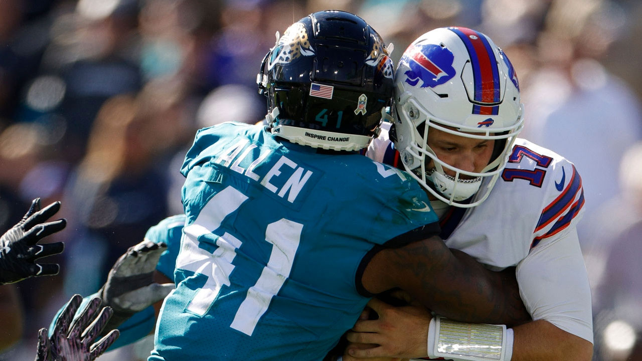 Josh Allen (izquierda, 41) Defensive End de los Jacksonville Jaguars, conteniendo a Josh Allen (derecha), quarterback de los Buffalo Bills.