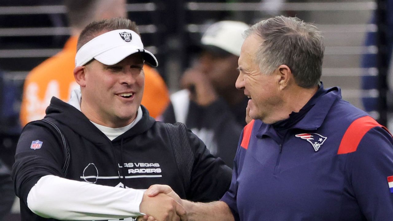 HC Josh McDaniels, Las Vegas Raiders (izquierda), HC Bill Belichick, New England Patriots (derecha)