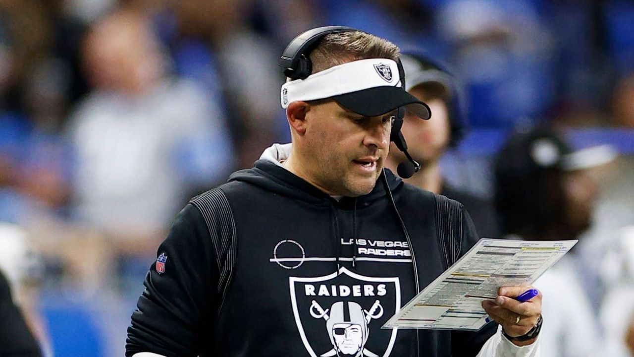 HC Josh McDaniels con Las Vegas Raiders