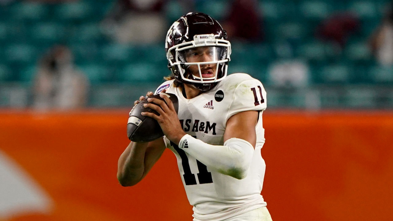 QB Kellen Mond, de los Minnesota Vikings, jugando en Texas A&M