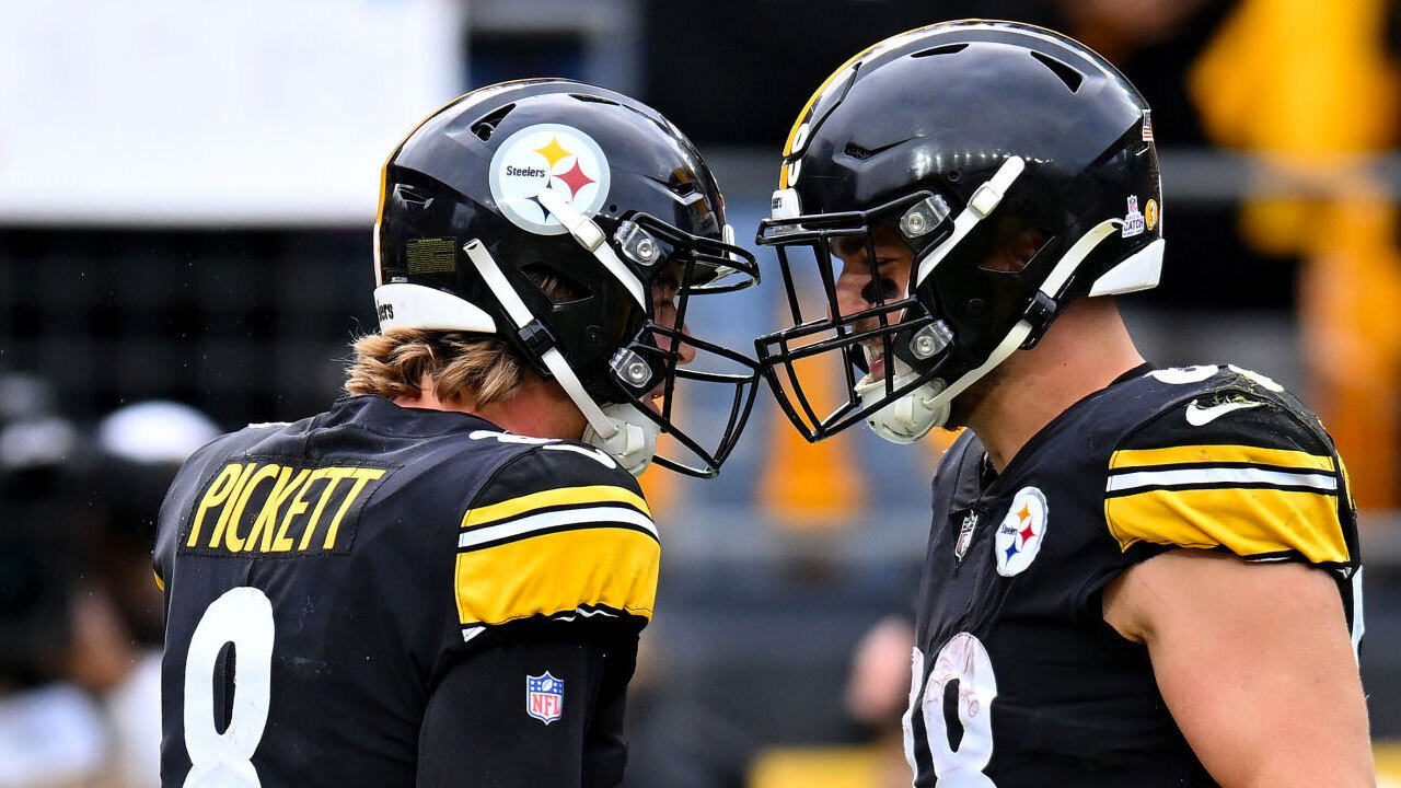 QB Kenny Pickett y TE Pat Freiermuth, Pittsburgh Steelers.