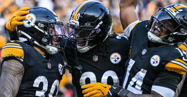 Los jugadores ofensivos de los Steelers, Jalen Warren, Kaleb Johnson y Kenneth Gainwell en el partido contra Colts de la semana 9 - NFL 2025.