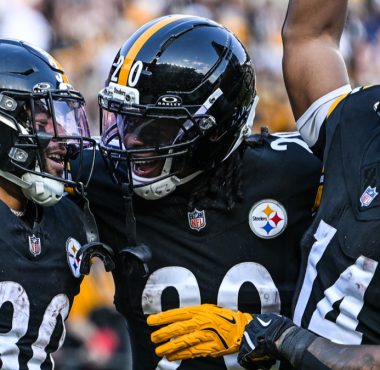 Los jugadores ofensivos de los Steelers, Jalen Warren, Kaleb Johnson y Kenneth Gainwell en el partido contra Colts de la semana 9 - NFL 2025.
