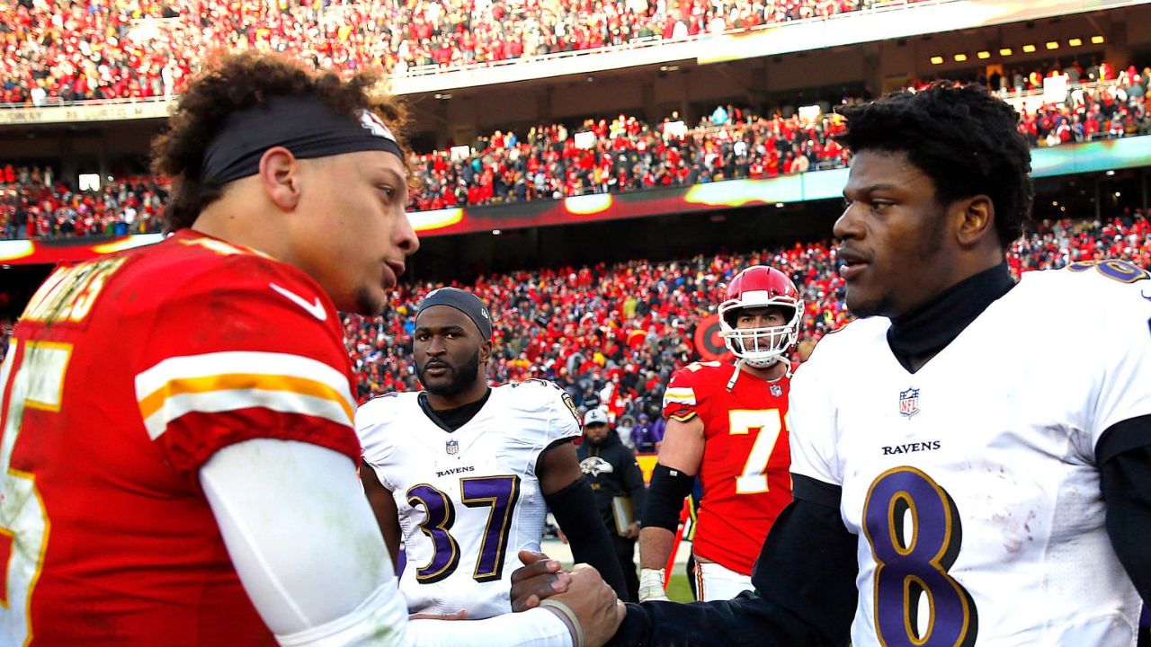 QB Patrick Mahomes, Kansas City Chiefs (Izquierda), y QB Lamar Jackson, Baltimore Ravens (Derecha)