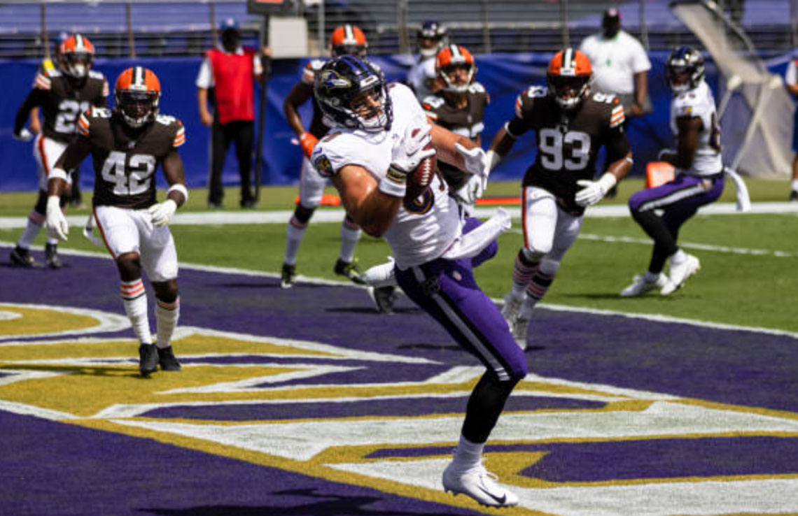 TE Mark Andrews (con el balón), Baltimore Ravens