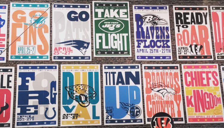 Muro de equipos. Draft NFL. Foto de Jorge Tinajero.