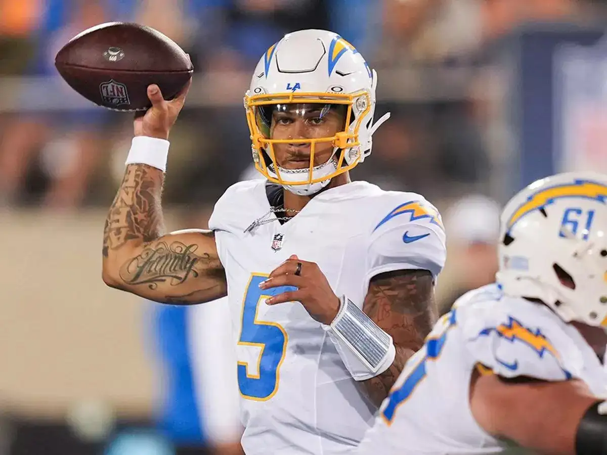 Trey Lance enciende el Salón de la Fama: Chargers aplastan a Lions