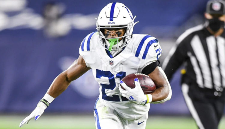 RB Nyheim Hines con los Indianapolis Colts