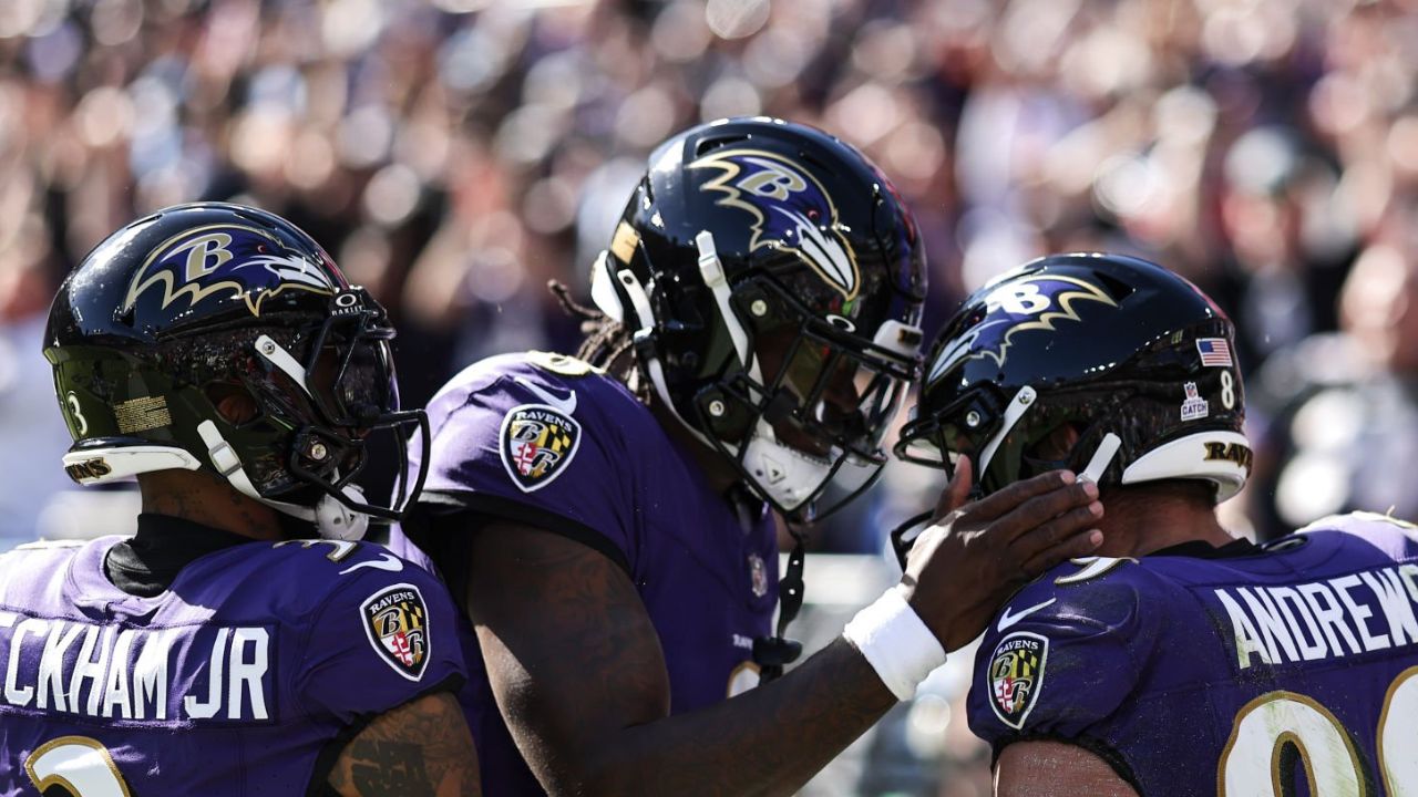 WR Odell Beckham Jr. (izquierda), QB Lamar Jackson (centro), y TE Mark Andrews (derecha), Baltimore Ravens